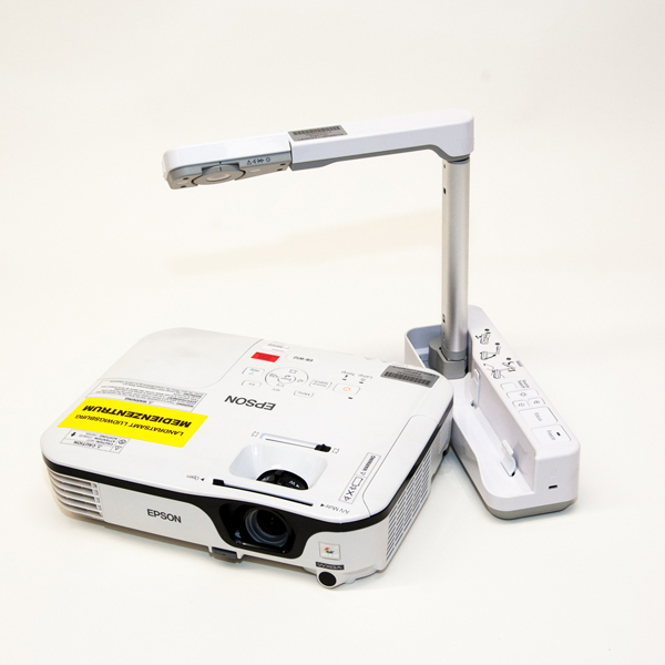 Weißer Epson-Beamer neben weißer Dokumentenkamera mit ausklappbarem Arm auf hellem Untergrund.