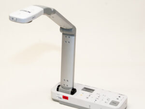 Weiße Dokumentenkamera mit klappbarem Arm, mehreren Anschlüssen und Tasten auf der Oberseite.