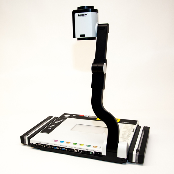 Dokumentenkamera mit klappbarem Arm, schwarzem Kamerakopf mit weißer Front und Bedienfeld mit farbigen Tasten auf weißem Gehäuse.