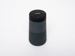 Schwarzer Bose SoundLink Revolve 2 Lautsprecher auf hellem Untergrund.