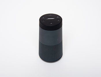 Schwarzer Bose SoundLink Revolve 2 Lautsprecher auf hellem Untergrund.