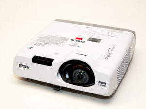 Weißer Epson EB-535 Kurzdistanz-Beamer mit mehreren Anschlüssen und integriertem Lautsprecher