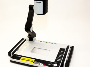 Dokumentenkamera mit klappbarem Arm, schwarzem Kamerakopf mit weißer Front und Bedienfeld mit farbigen Tasten auf weißem Gehäuse.