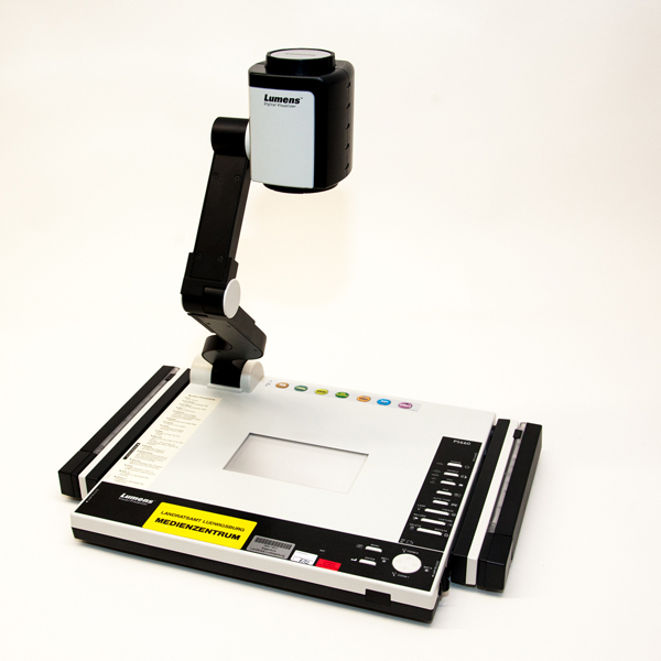 Dokumentenkamera mit klappbarem Arm, schwarzem Kamerakopf mit weißer Front und Bedienfeld mit farbigen Tasten auf weißem Gehäuse.