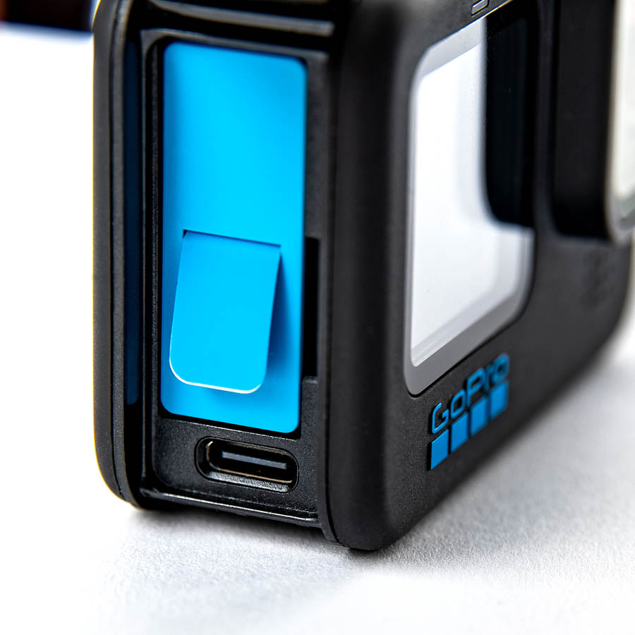 Nahaufnahme schwarze GoPro Hero 10 Black Actionkamera mit blauer Beschriftung.