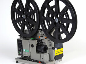 Graue 16-mm-Filmkprojektor mit Filmrollen, Objektiv und mehreren Einstellknöpfen.