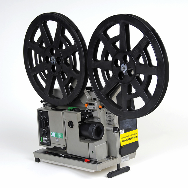 Graue 16-mm-Filmkprojektor mit Filmrollen, Objektiv und mehreren Einstellknöpfen.