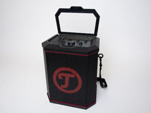 Schwarzer Rockster Air Bluetooth-Lautsprecher mit rotem Logo, Tragegriff oben und Bedienelementen auf der Oberseite.