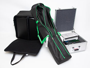 Yamaha Anlage mit Mischpult in silbernem Koffer mit offenem Deckel, daneben schwarze Transporttaschen mit grünen Reißverschlüssen.