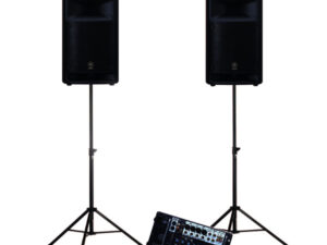 Zwei schwarze Yamaha Lautsprecher - Stage PAS - auf Stativen mit einem Mischpult davor auf dem Boden.