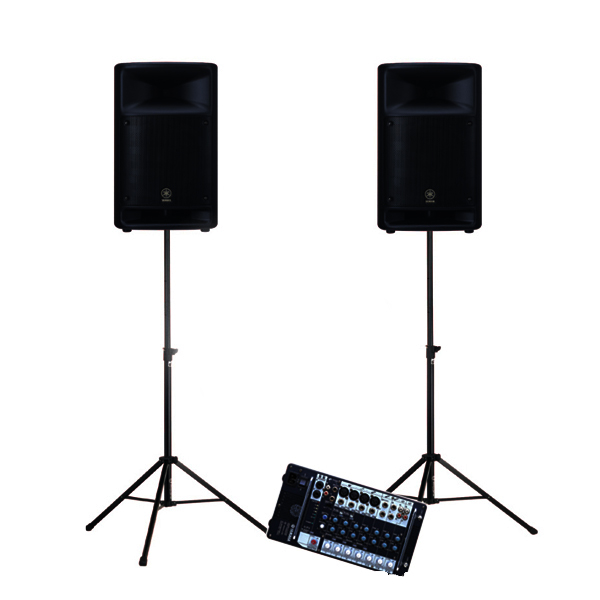 Zwei schwarze Yamaha Lautsprecher - Stage PAS - auf Stativen mit einem Mischpult davor auf dem Boden.
