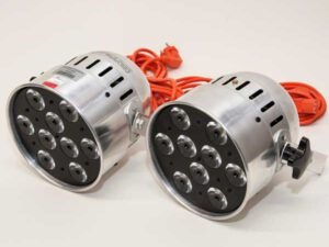 Zwei silberne Eurolite LED-Scheinwerfer mit jeweils neun runden Linsen, orangefarbene Kabel und Stecker sichtbar.