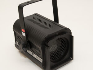 Schwarzer Bühnenstrahler mit rechteckigem Gehäuse, Lüftungsschlitzen und Tragebügel, von vorne leicht schräg fotografiert.
