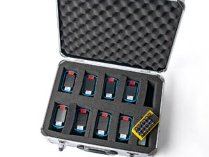 Offener Koffer mit acht Garmin e-trex touch 25 GPS-Geräten in Schaumstofffächern und einem gelben Behälter mit Batterien.