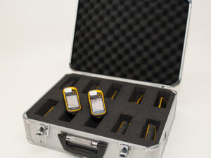 Offener silberner Koffer mit schwarzem Schaumstoffeinsatz, darin zwei gelb-schwarze GPS-Geräte vom Typ Garmin eTrex 10 sichtbar.