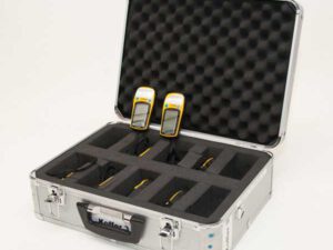 Offener silberner Koffer mit schwarzem Schaumstoffeinsatz, darin zwei gelb-schwarze GPS-Geräte vom Typ Garmin eTrex H sichtbar.