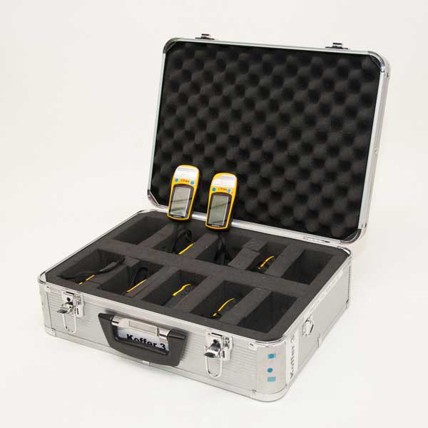 Offener silberner Koffer mit schwarzem Schaumstoffeinsatz, darin zwei gelb-schwarze GPS-Geräte vom Typ Garmin eTrex H sichtbar.