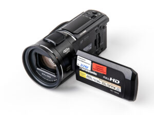 Schwarze Panasonic Full-HD-Videokamera mit aufgeklapptem Display und 48-fachem Zoom, Modell HC-VX808.