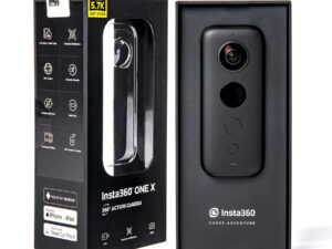 Schwarze Insta360 ONE X 360-Grad-Actionkamera neben schwarzer Verpackung mit gelbem 5.7K-Label und Kompatibilitätsangaben für Android, iPhone, iPad und Final Cut Pro X.