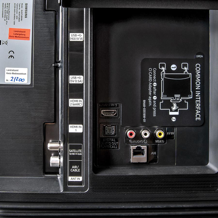 Rückseite eines Samsung-Fernsehers mit verschiedenen Anschlüssen: USB, HDMI, Satellit, Antenne, LAN, Audio, Video und Common Interface.