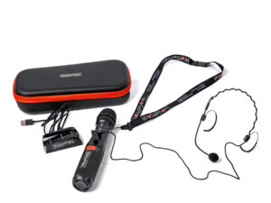 Schwarzes WoGaPhon-Set mit rotem Reißverschluss, bestehend aus Mikrofon mit Haltegriff, USB-Ladekabel, Ladegerät, Headset mit Mikrofon und WoGaPhon-Schlüsselband.