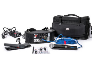 ITEC SmartBox mit Lautsprecher, zwei Mikrofonen, Kabeln, Bedienungsanleitung und schwarzer Transporttasche.
