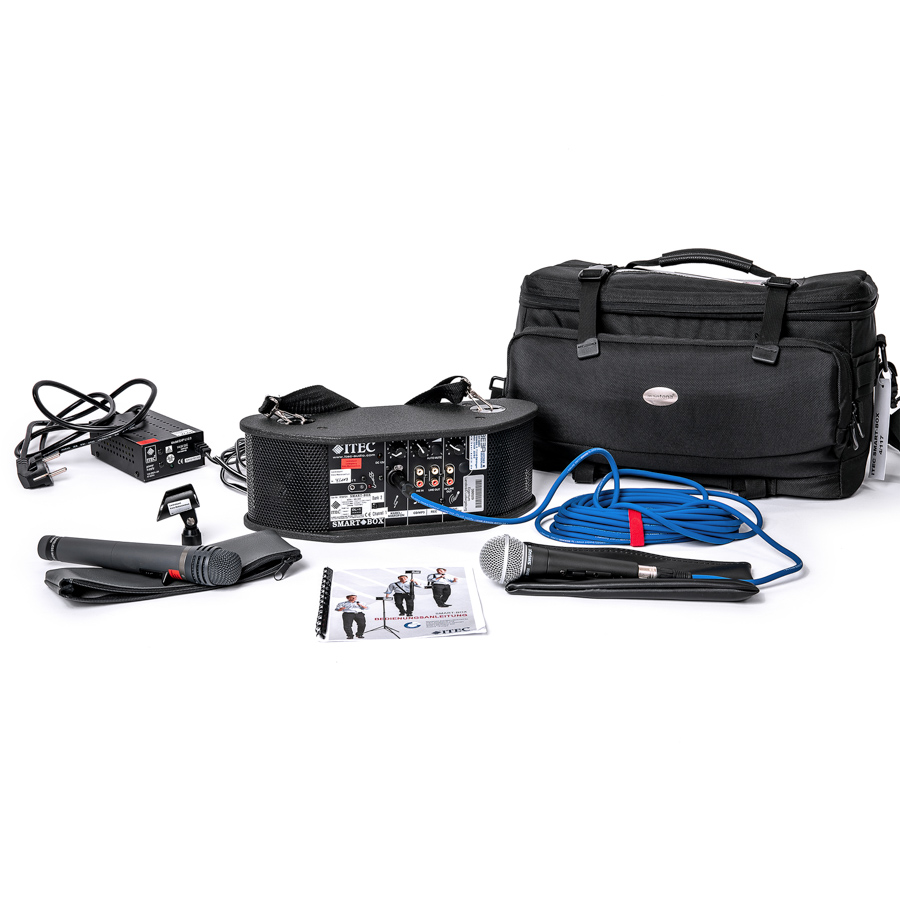 ITEC SmartBox mit Lautsprecher, zwei Mikrofonen, Kabeln, Bedienungsanleitung und schwarzer Transporttasche.