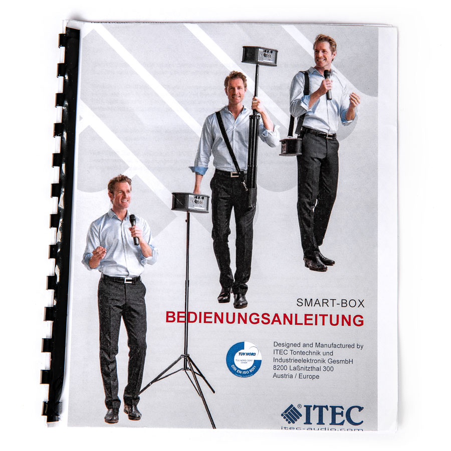 Gebundene BEDIENUNGSANLEITUNG. Auf dem Deckblatt präsentiert ein Mann das ITEC SMART-BOX Gerät auf Stativ,