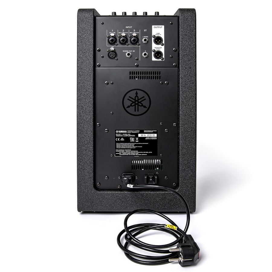 Rückseite eines schwarzen Yamaha Stagepas 1K Lautsprechers mit Anschlüssen, Bedienfeld und aufgewickeltem Netzkabel.