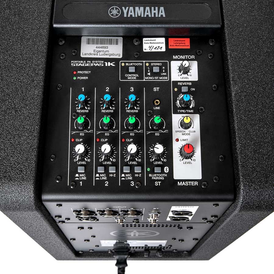Schwarzes Yamaha Stagepas 1K Mischpult mit Reglern für Reverb, Level, EQ und Bluetooth-Steuerung, eingebaut in Lautsprechergehäuse.