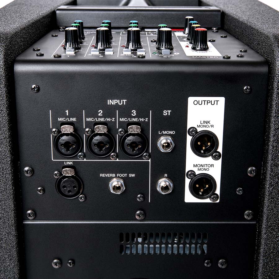 Schwarzes Mischpult mit drei kombinierten Mikrofon-/Line-Eingängen, zwei XLR-Ausgängen und mehreren Reglern oben.