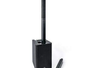Schwarzer Yamaha Stagepas 1K Lautsprecher mit aufgesetztem Säulenlautsprecher und abgenommenem Säulenmodul daneben auf weißem Untergrund.