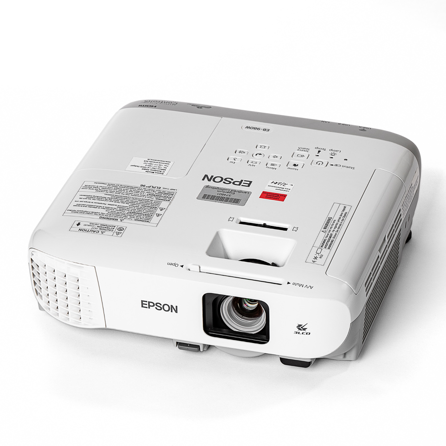 Weißer Epson-Beamer mit Objektiv und Lüftungsgitter, Modell EB-980W, von schräg oben fotografiert.