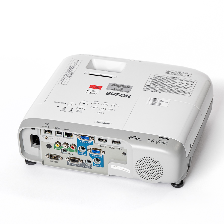 Weißer Epson-Beamer mit mehreren Anschlüssen, darunter HDMI, VGA, USB und Audio, von hinten gesehen.