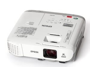Weißer Epson-Beamer mit sichtbarer Linse und Bedienfeld auf der Oberseite, seitliche Lüftungsschlitze.