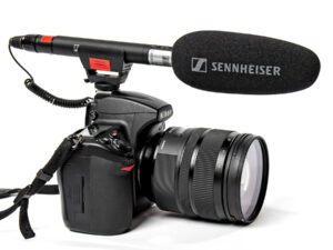 Schwarze Nikon-Spiegelreflexkamera mit großem Objektiv und aufgesetztem Sennheiser MKE 600 Mikrofon.
