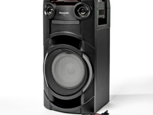 Schwarzes Panasonic SC-TMAX10 Lautsprechersystem mit großem Lautsprecher und zwei kleineren Hochtönern, daneben Fernbedienung und Netzteil.