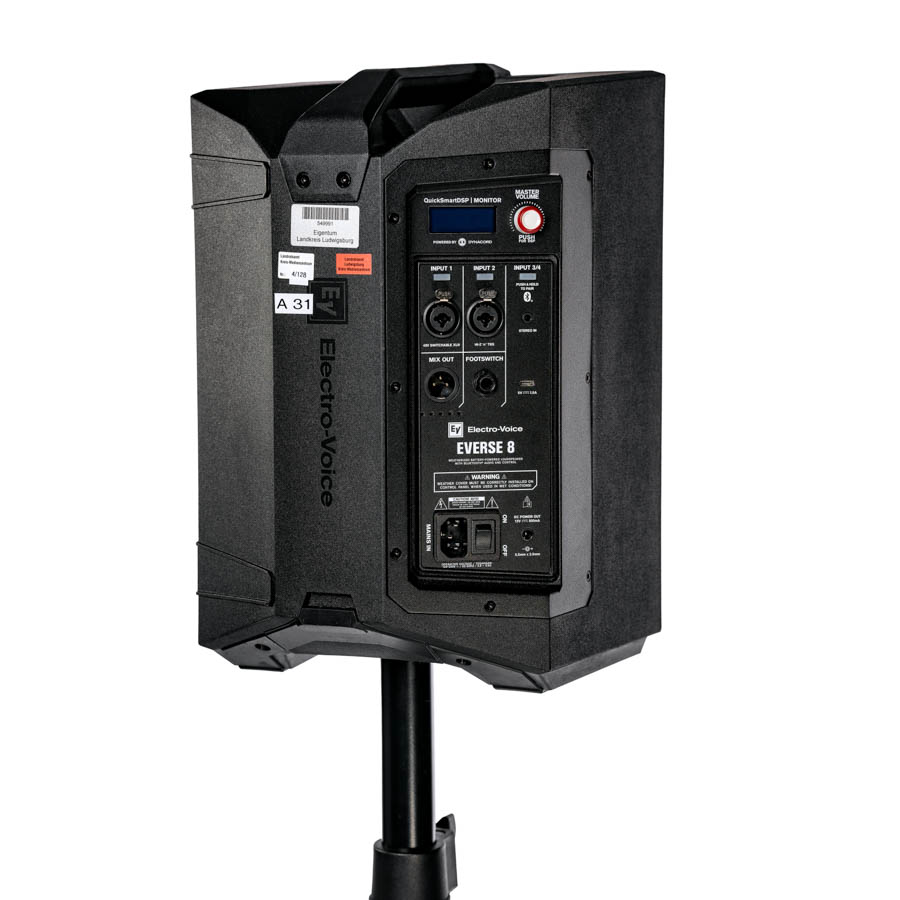 Schwarze Everse 8 Verstärkerbox von Electro-Voice mit Bedienfeld und Anschlüssen auf der Rückseite, montiert auf einem Lautsprecherstativ