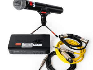 Shure SM58 Mikrofon auf kleinem Stativ mit Shure Funksystem-Empfänger und mehreren Audiokabeln auf weißem Hintergrund