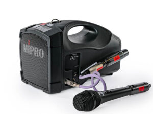 Tragbarer Mipro-Lautsprecher mit integriertem Griff, zwei kabellosen Mikrofonen und violetten Verbindungskabeln