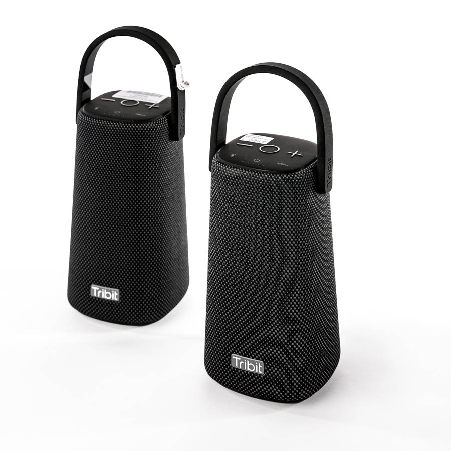 Zwei koppelbare Tribit Bluetooth-Lautsprecher mit Tragegriff und Stoffbespannung