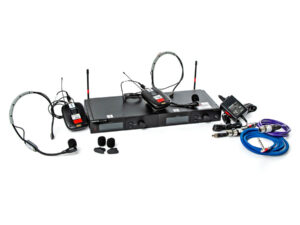 Funkmikrofonsystem mit zwei Headset-Mikrofonen, zwei Taschensendern, Empfängergerät und mehreren Kabeln auf weißem Hintergrund
