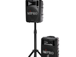 Zwei Mipro MA-505 Lautsprecher, einer auf einem Stativ montiert, der andere auf einem Koffer stehend, beide mit schwarzem Gehäuse und sichtbarem Mipro-Logo.