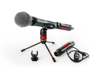 Dynamisches Mikrofon auf kleinem Stativ mit zwei Kabeln und Mikrofonhalterung auf weißem Hintergrund. the_t.bone