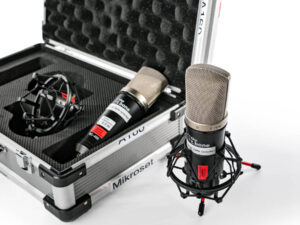 Zwei t.bone SC450 Kondensatormikrofone mit Spinnenhalterungen, eines steht auf einem kleinen Stativ, das andere liegt in einem offenen, gepolsterten Aluminiumkoffer mit der Aufschrift 'Mikroset'