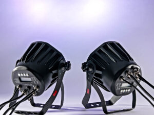 Zwei schwarze Outdoor-LED-Strahler mit Kühlrippen und angeschlossenen Kabeln, von hinten fotografiert
