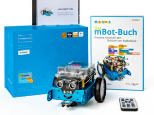 Vier Fotos zeigen Kinder, die mit Tablets Stop-Motion-Animationen von Spielzeugfiguren und gezeichneten Hintergründen erstellen.