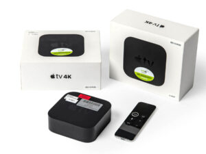 Apple TV 4K mit Fernbedienung und zwei Verpackungen, alle in schwarzer und weißer Farbgebung