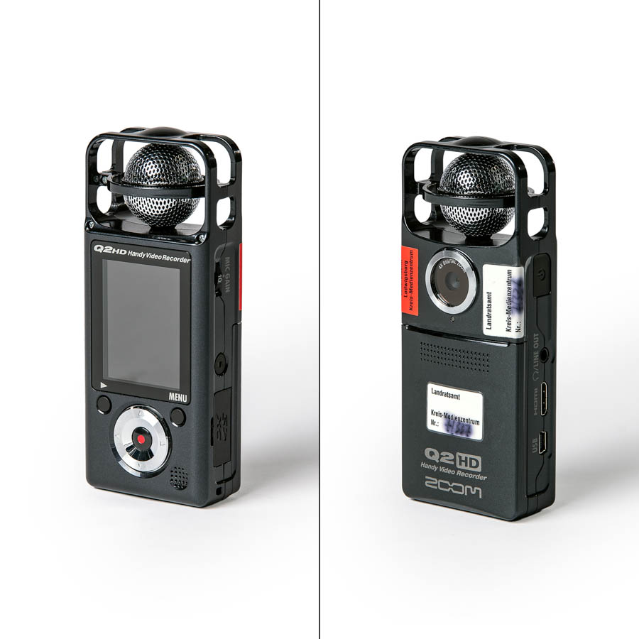 Zwei Ansichten eines kompakten digitalen Camcorders Zoom Q2HD mit integriertem Mikrofon und Display