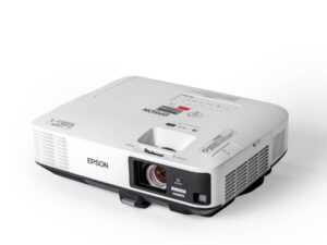 Weißer Epson-Beamer Modell EB-2250U mit sichtbarer Linse und Lüftungsschlitzen auf weißem Hintergrund